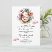 Kinderdrache mit Regenbogen-Blume Schlafen Kunst Einladung (Stehend Vorderseite)