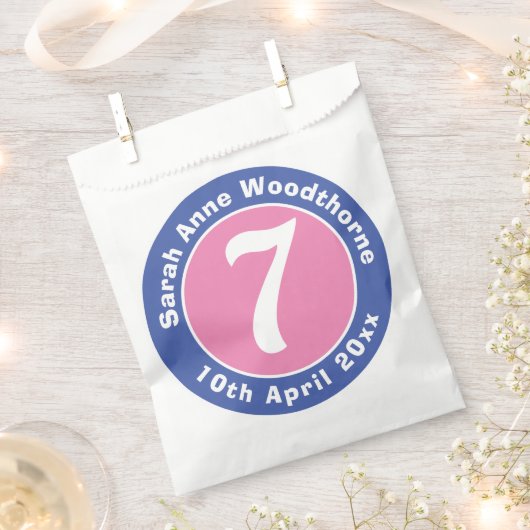 Kinderfeier mit Alter Geschenktütchen (Ausgeschnitten)