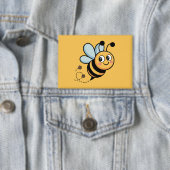 Kinderfreundliches Bienenmaskottchen mit gepunktet Button (Insitu)