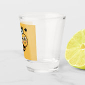 Kinderfreundliches Bienenmaskottchen mit gepunktet Schnapsglas (Rechts)