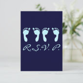 Kinderfußabdrücke (Boy Twins) RSVP Karte (Stehend Vorderseite)