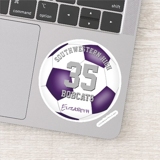 Kinderfußball-Mannschaft feiert Geschenke lila wei Aufkleber (Detail)