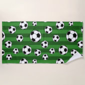 Kinderfußball-Muster auf grünen Streifen Strandtuch (Vorderseite)