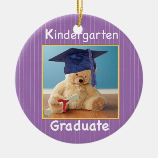Kindergarten Abschluss Teddy Bear auf Lila Keramikornament (Vorne)