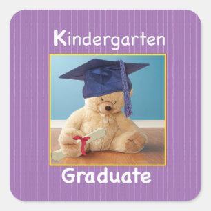 Kindergarten Abschluss Teddy Bear auf Lila Quadratischer Aufkleber