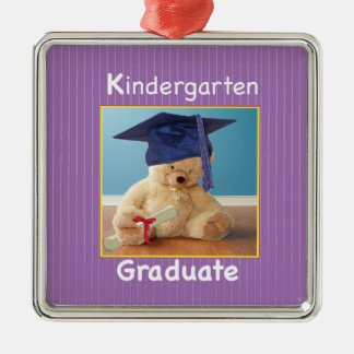 Kindergarten Abschluss Teddy Bear auf Lila Silbernes Ornament