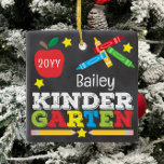 Kindergarten Keepake Chalkboard Farbenfrohe Kinder Keramikornament<br><div class="desc">Das Kindergartendedesign besticht durch einen Apfel, einen Herrscher, Stifte und eine bunt gefärbte, lustige Typografie! Klicken Sie auf die Schaltfläche Anpassen für weitere Optionen zur Änderung des Textes! Variationen dieses Designs, zusätzliche Farben sowie koordinierende Produkte sind in unserem Shop, zazzle.com/store/doodlelulu verfügbar. Kontaktieren Sie uns, wenn Sie dieses Design für ein...</div>