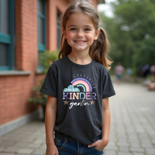 Kindergarten-Klasse 2022 mit Fun Rainbow Graduated Tri-Blend Shirt