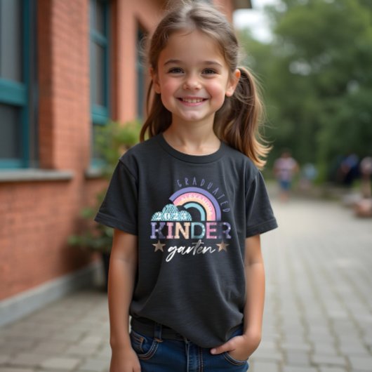 Kindergarten-Klasse 2022 mit Fun Rainbow Graduated Tri-Blend Shirt