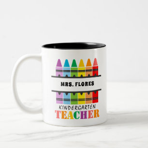 Kindergarten Lehrer Bunte Crayons Personalisiert Zweifarbige Tasse