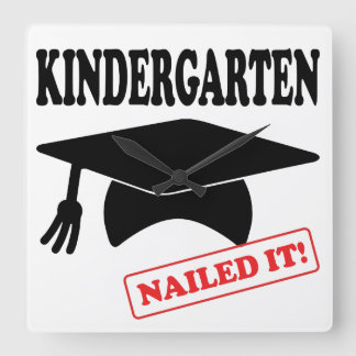 Kindergarten nagelt quadratische wanduhr