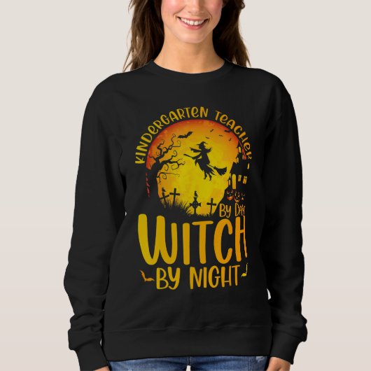 Kindergarten Teacher By Day Witch By Night Hallowe Sweatshirt (Vorderseite)