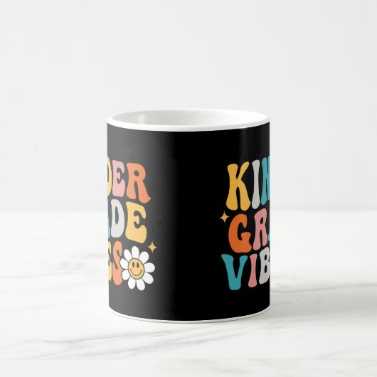 Kindergarten Vibes Groovy Design Tasse (Mittel)