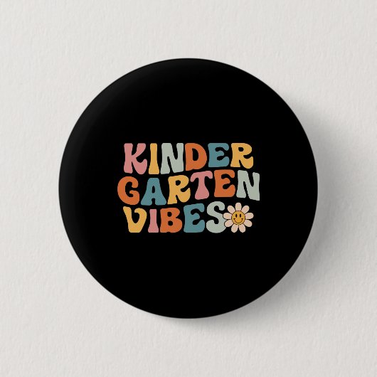 Kindergarten Vibes - Kinder-Crew Retro Erster Tag Button (Vorderseite)