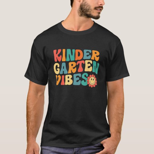 Kindergarten Vibes Kinder Crew Retro First Day Of T-Shirt (Vorderseite)