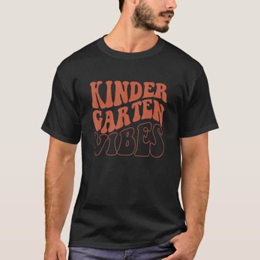 Kindergarten Vibes Kinder Crew Retro First Day of T-Shirt (Vorderseite)