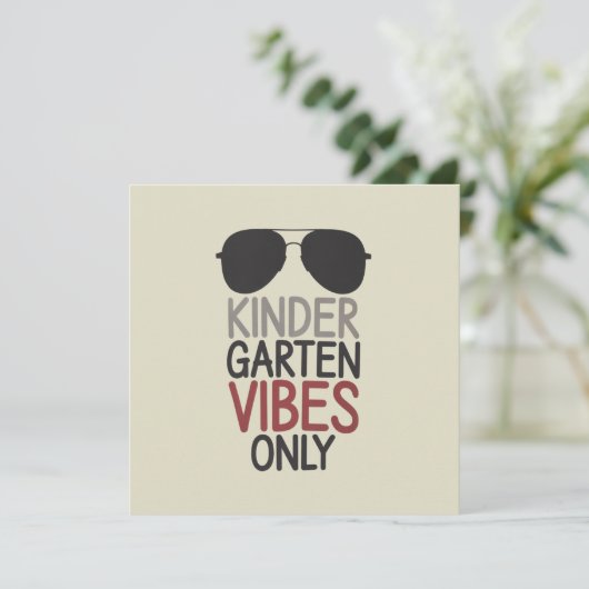 Kindergarten Vibes nur zurück zur Schule Einladung (Stehend Vorderseite)