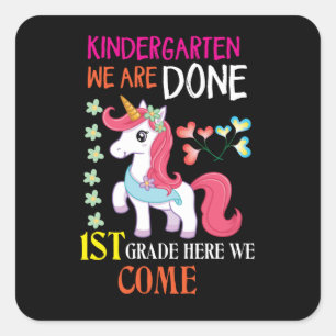 Kindergarten Wir sind fertig 1. Klasse hier kommen Quadratischer Aufkleber