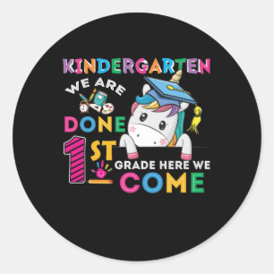 Kindergarten Wir sind fertig 1. Klasse hier kommen Runder Aufkleber