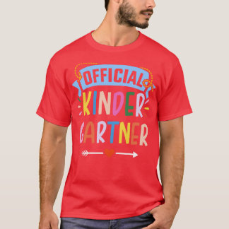 Kindergartenkindergartner am ersten Tag zurück in T-Shirt