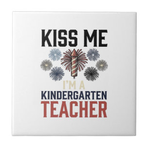 Kindergartenlehrer Feuerwerk Vintage-Shirt-Design Fliese