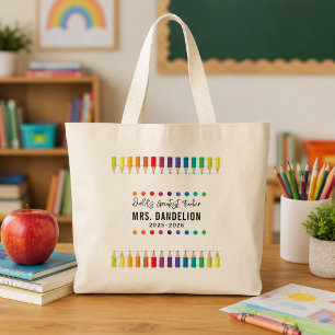 Kindergartenlehrerin mit Regenbogenstiften Tragetasche