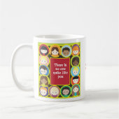 Kindergesichts-Diversity-Lehrer personifizieren Kaffeetasse (Links)