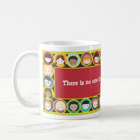 Kindergesichts-Diversity-Lehrer personifizieren Kaffeetasse (Links)