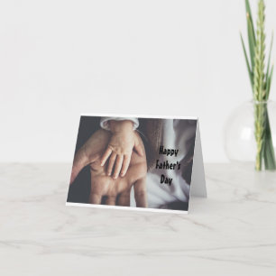 Kinderhand mit Vaters Hand Karte