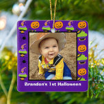 Kinderheilkraut 1. Halloween-Foto Niedlich Lila Keramikornament<br><div class="desc">Das erste Halloween-Ornament dieses bezaubernden Babys ist perfekt für neue Eltern,  die im Oktober Liebe haben. Dieses hübsche lila Halloween-Baby 1. Ornament besticht durch einen lächelnden Jack O' Lantern,  eine spitzige schwarze Spinne und zwei köstliche Kuchen mit Hexenhüten für einen Trick oder Leckerbissen.</div>