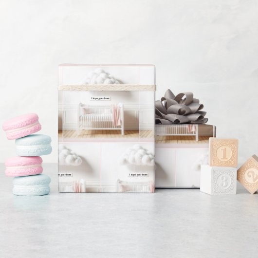 Kinderkrippe in einem Kinderzimmer mit Wolken Geschenkpapier (Babyparty)