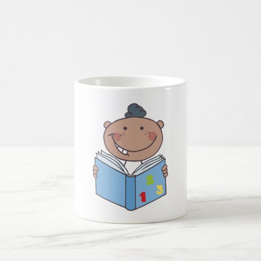 Kinderlesen eines Mathematikbuchs Kaffeetasse (Mittel)