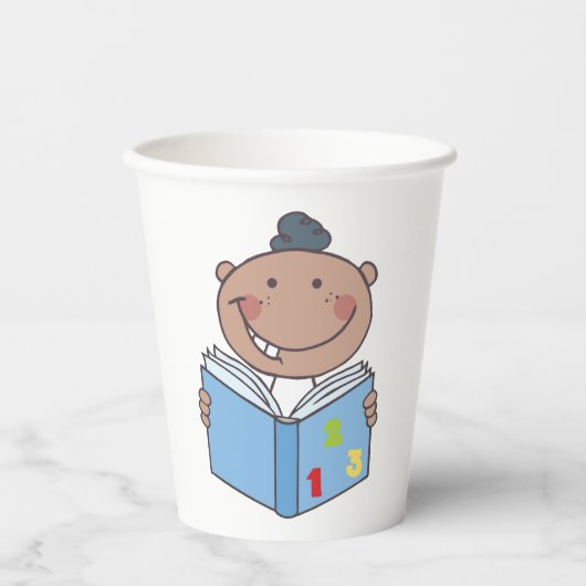 Kinderlesen eines Mathematikbuchs Pappbecher (Vorderseite)