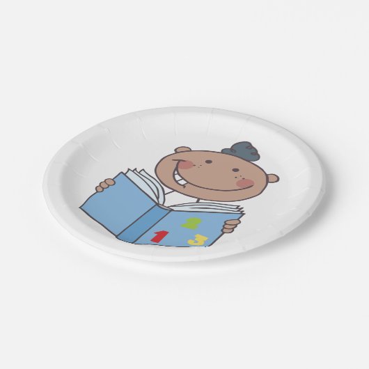 Kinderlesen eines Mathematikbuchs Pappteller (Schrägansicht)