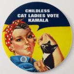 Kinderlose Cat Ladys - Abstimmung Button<br><div class="desc">Kinderlose Cat Ladys Vote Button/Abzeichen - Dieser ultraleichte Button/Abzeichen bringt die "purr-fect" Drehung ins Rennen um das Weiße Haus. Basierend auf dem Uber-coole "Wir können es tun!" Amerikanische Propagandaposter, in Verbindung mit Rosie the Riveter, der während des Zweiten Weltkriegs maßgeblich an der Bewegung von Frauen in die bezahlte Arbeitskraft der...</div>