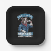 Kinderlose Hundedame wählt Kamala 2024 Pappteller (Vorderseite)