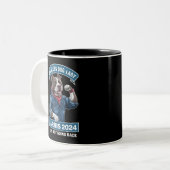 Kinderlose Hundedame wählt Kamala 2024 Zweifarbige Tasse (Vorderseite Links)