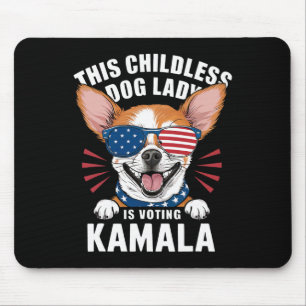 Kinderlose Hundedame wählt Kamala-Harris 2024 2 Mousepad