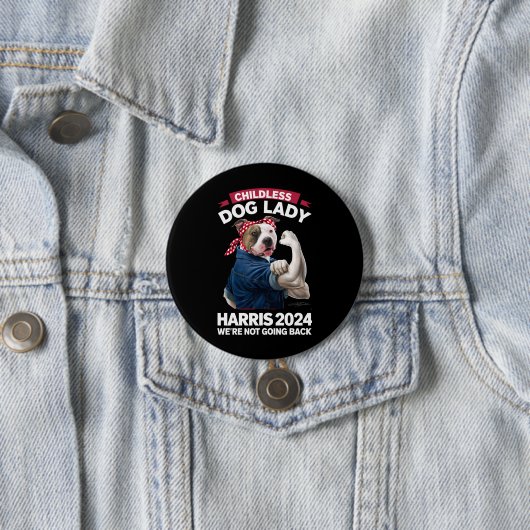 Kinderlose Hundefrau wählt Kamala 2024 Button (Beispiel)