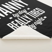 Kindermädchen bei Tag wirklich müde von Nacht Sherpadecke (3/4)