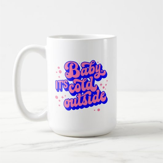 Kindermädchen, kalt draußen im Winter. Kaffeetasse (Links)