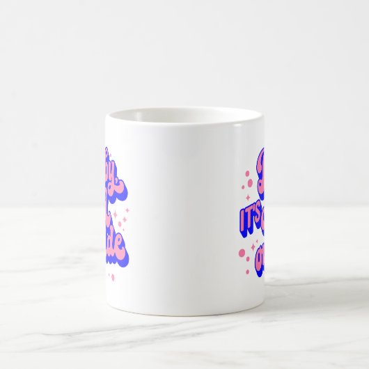 Kindermädchen, kalt draußen im Winter. Kaffeetasse (Mittel)