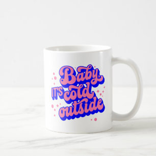Kindermädchen, kalt draußen im Winter. Kaffeetasse