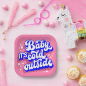 Kindermädchen, kalt draußen im Winter. Pappteller (Party)