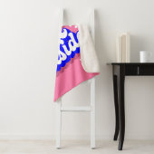 Kindermädchen, kalt draußen im Winter. Sherpadecke (Beispiel)