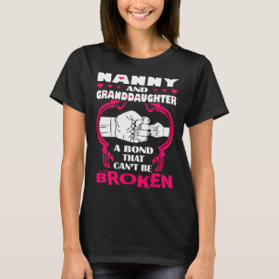 Kindermädchen-und Enkelin-Bindung, die kippen, is T-Shirt