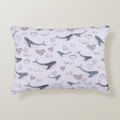 Kindermuster mit Niedlichen Walen, Wolken und Herz Dekokissen (Vorderseite)
