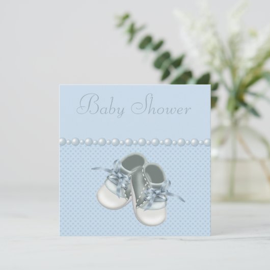 Kinderschuhe, Kleidung, Perlen und Herz Einladung (Stehend Vorderseite)