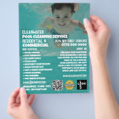 Kinderschwimmerportrait, Reinigung des Schwimmbade Flyer (Hand)