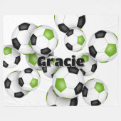 Kinderspielzimmer hellgrüne schwarze Fußball-Bälle Fleecedecke (Vorderseite (Horizontal))